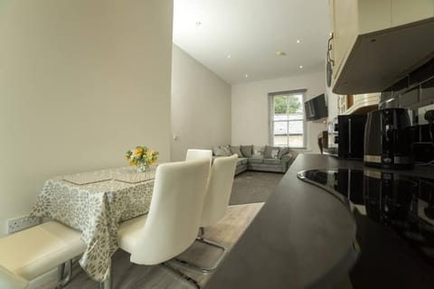 Kitchen or kitchenette, Living room, Seating area, Dining area