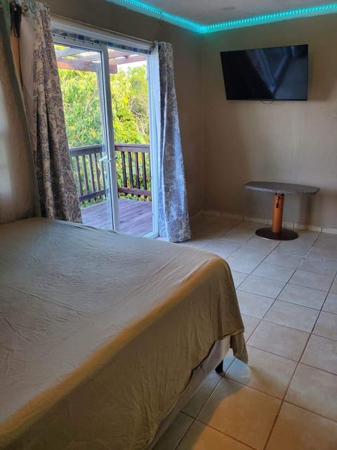Bed, TV and multimedia, Photo of the whole room, Evening entertainment, Bedroom