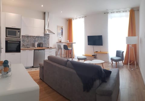 TV and multimedia, Living room, Photo of the whole room, Dining area