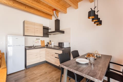 Kitchen or kitchenette, Dining area