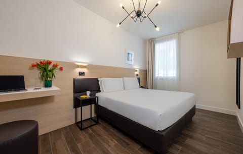 Bed, TV and multimedia, Photo of the whole room, Bedroom