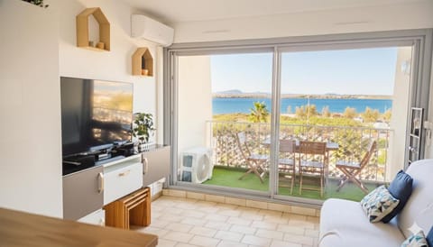 TV and multimedia, Lake view, Landmark view, River view, Parking, towels, air conditioner