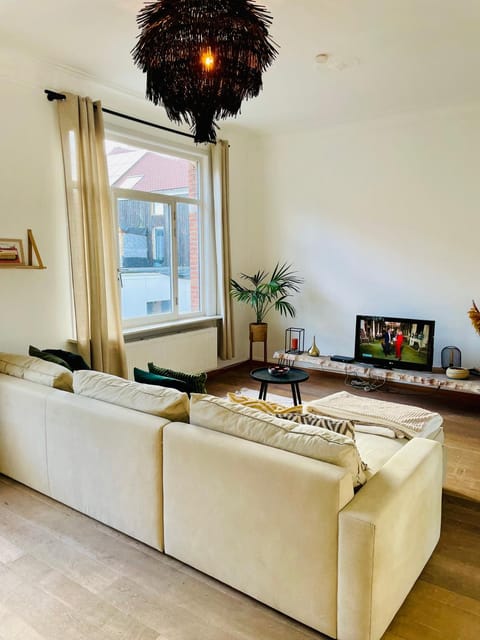 TV and multimedia, Living room, Seating area, internet