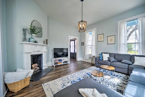 Spacious Abode, Walk to Texas Heroes Square! House in Gonzales