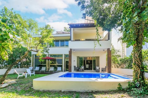 Property building, Patio, Day, Garden, Garden view, Swimming pool