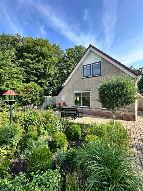 - Tulipa - Vakantiehuis nabij de bloembollenvelden, het meer en strand House in Noordwijkerhout