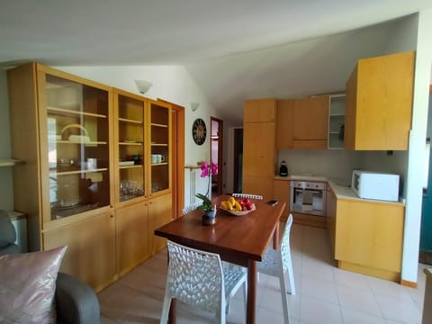 Kitchen or kitchenette, Dining area, oven, stove
