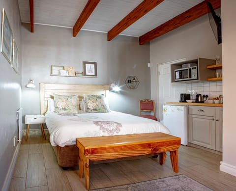 Bed, Coffee/tea facilities, Kitchen or kitchenette, Photo of the whole room, Bedroom, microwave