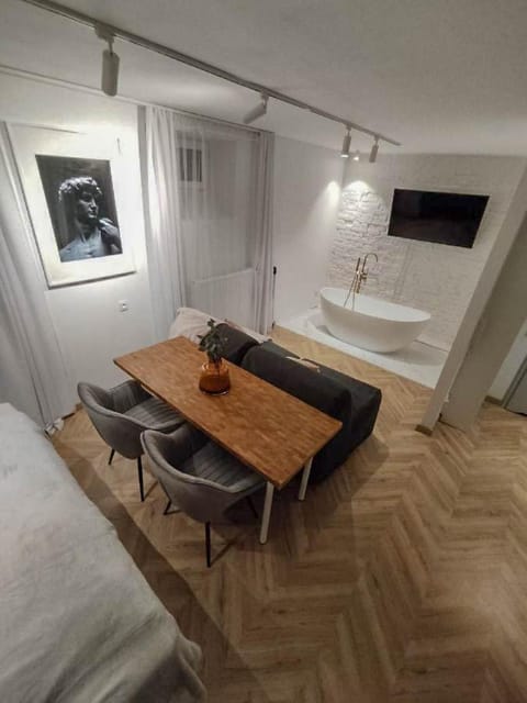 Bed, TV and multimedia, Living room, Photo of the whole room, Seating area, Bedroom