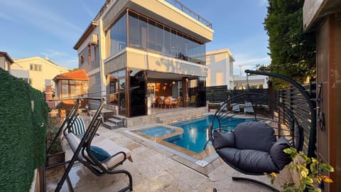 Property building, Day, View (from property/room), Balcony/Terrace, Pool view, Swimming pool, Swimming pool, sunbed