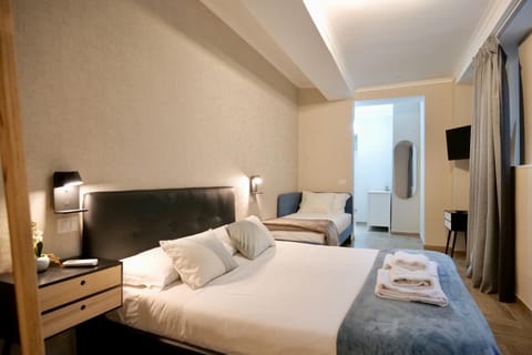 Bed, TV and multimedia, Bedroom, towels