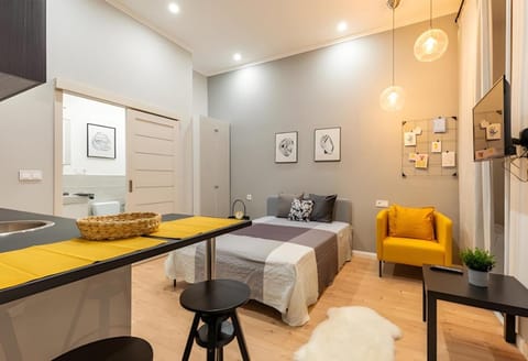 TV and multimedia, Decorative detail, Seating area, Bedroom