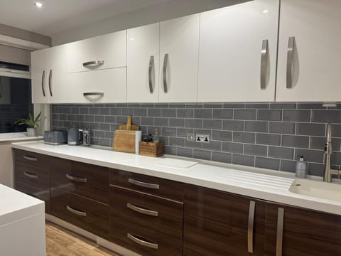 The Clock Tower Apartment - Spacious, Modern, 2 Bedroom Apartment , Southsea with Free parking - sleeps 4 Apartment in Portsmouth