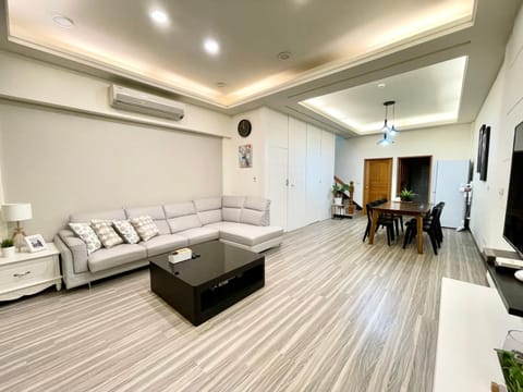 Living room, Lobby or reception, Lounge or bar, Seating area, Dining area