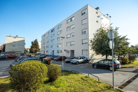 Property building, Neighbourhood, Parking