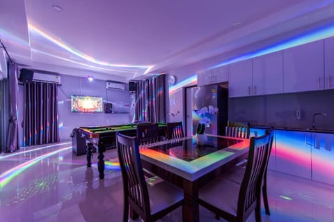 Communal lounge/ TV room, TV and multimedia, Seating area, Dining area