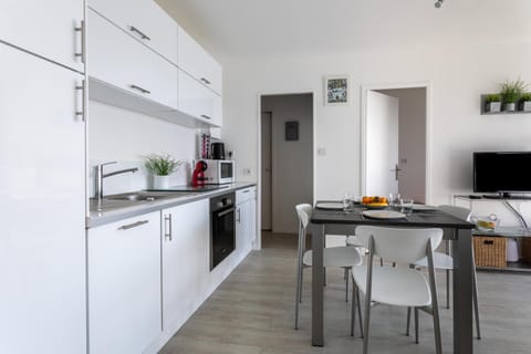 Kitchen or kitchenette, Dining area