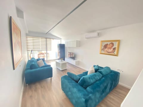 Bed, TV and multimedia, Living room, Seating area, Evening entertainment, air conditioner