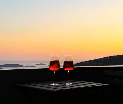 Natural landscape, Balcony/Terrace, Food and drinks, Sea view, Drinks, Alcoholic drinks, Sunset