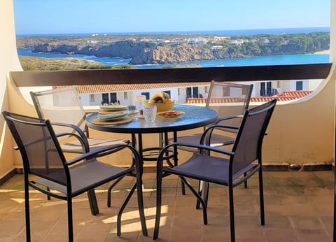 Patio, Balcony/Terrace, Food and drinks, Seating area, Dining area, Sea view