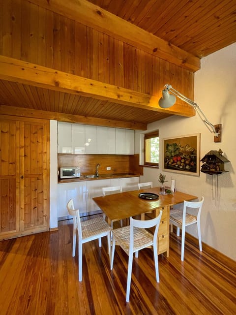 Kitchen or kitchenette, Dining area, minibar