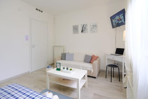 Bed, TV and multimedia, Living room, Photo of the whole room, Seating area, Bedroom