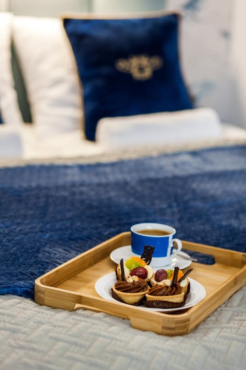 Bed, Food and drinks, Photo of the whole room, Bedroom, Food