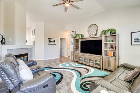 8 Mi to Dtwn Reno Cozy Sparks Escape with Fireplace House in Sparks