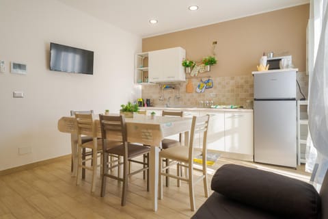 Kitchen or kitchenette, Dining area, Communal kitchen
