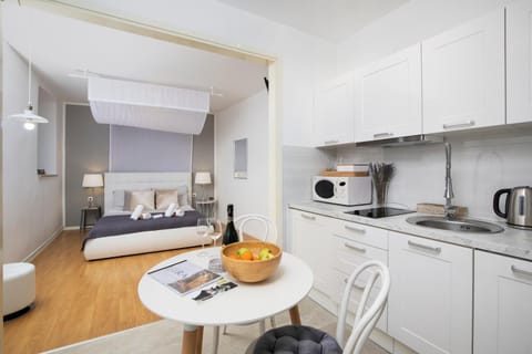 Kitchen or kitchenette, Dining area