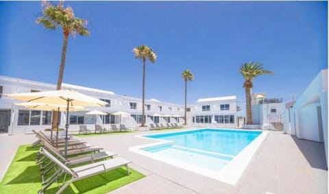 Property building, Swimming pool, Swimming pool, sunbed, sunbed