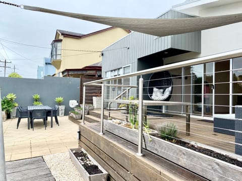Property building, Garden, Balcony/Terrace, Garden view, Inner courtyard view