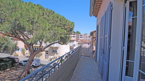 Facade/entrance, Balcony/Terrace, City view, Street view
