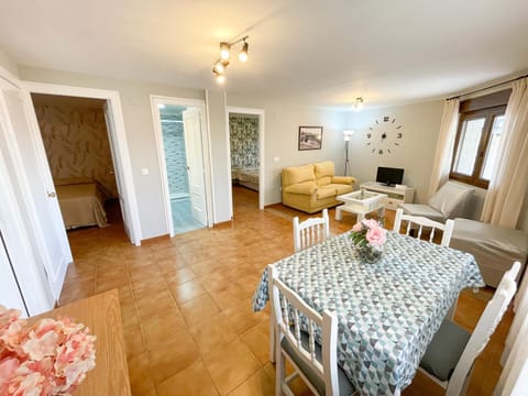 Spring, Bed, Activities, Winter, Summer, TV and multimedia, Balcony/Terrace, Kitchen or kitchenette, Living room, Photo of the whole room, Seating area, Dining area, Beach, Hiking, Bedroom, Autumn, Sea view, Sports, Entertainment, children, children, children, young children, young children, young children, older children, older children, older children, group of guests, group of guests, group of guests, cot, Family, Family, Family, dishwasher, microwave, oven, wardrobe, washing machine