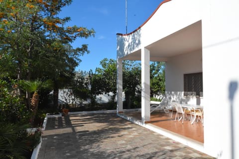 Property building, Patio, Facade/entrance