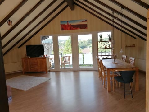 Communal lounge/ TV room, TV and multimedia, Dining area, Evening entertainment