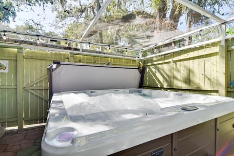 Riverfront Getaway with Hot Tub and Game Room! House in New Port Richey