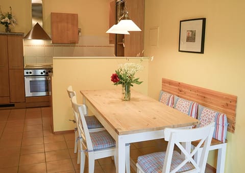 Kitchen or kitchenette, Seating area, Dining area, pet friendly, stove