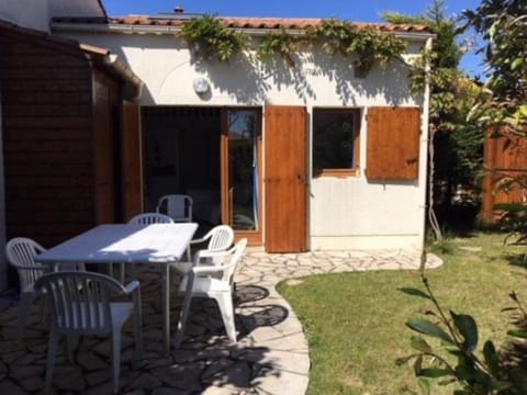 Property building, Patio, Day, Garden, Dining area, Garden view