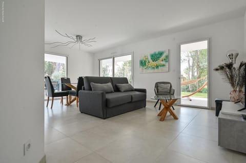 T3 NEUF – C13 - JARDIN-TERRASSE ET PISCINE – ACCÈS DIRECT PLAGES ET CENTRE VILLAGE Apartment in La Cadière-d'Azur