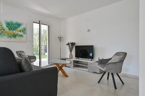 T3 NEUF – C13 - JARDIN-TERRASSE ET PISCINE – ACCÈS DIRECT PLAGES ET CENTRE VILLAGE Apartment in La Cadière-d'Azur
