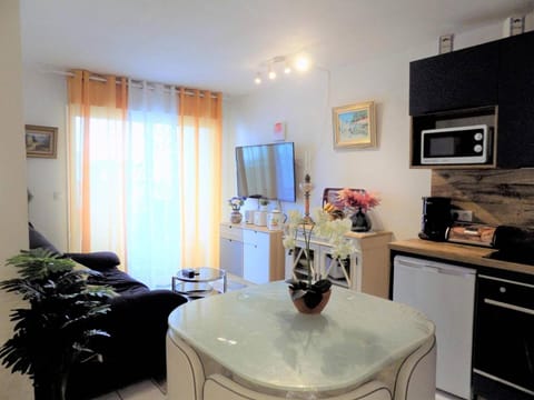 TV and multimedia, Coffee/tea facilities, Kitchen or kitchenette, Living room, Decorative detail, Seating area, Dining area, dishwasher, hair dresser, minibar, pet friendly, stove, toaster