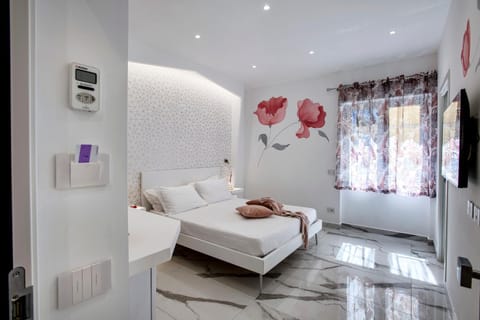 Photo of the whole room, Bedroom, air conditioner