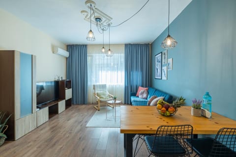 Communal lounge/ TV room, TV and multimedia, Living room, Seating area, Dining area