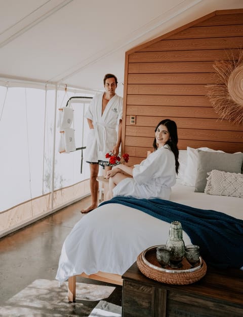 Bed, People, Photo of the whole room, Bedroom, towels