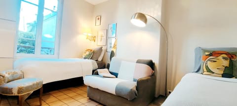 Bed, Living room, Photo of the whole room, Decorative detail, Seating area, Bedroom