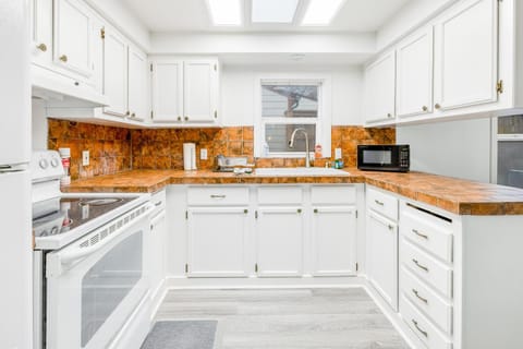 Coral Cove House in Devils Lake