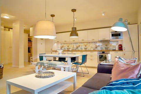 Kitchen or kitchenette, Living room, Seating area, Dining area