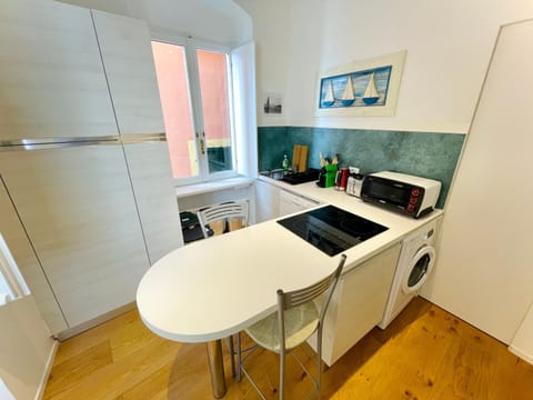 Coffee/tea facilities, Kitchen or kitchenette, Dining area, dishwasher, internet, locker, minibar, pet friendly, stove, toaster, washing machine, dryer, kitchen, air conditioner