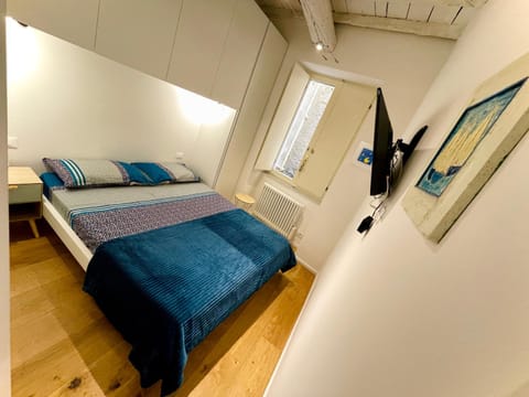 Bed, TV and multimedia, Bedroom, Quiet street view, internet, locker, wardrobe